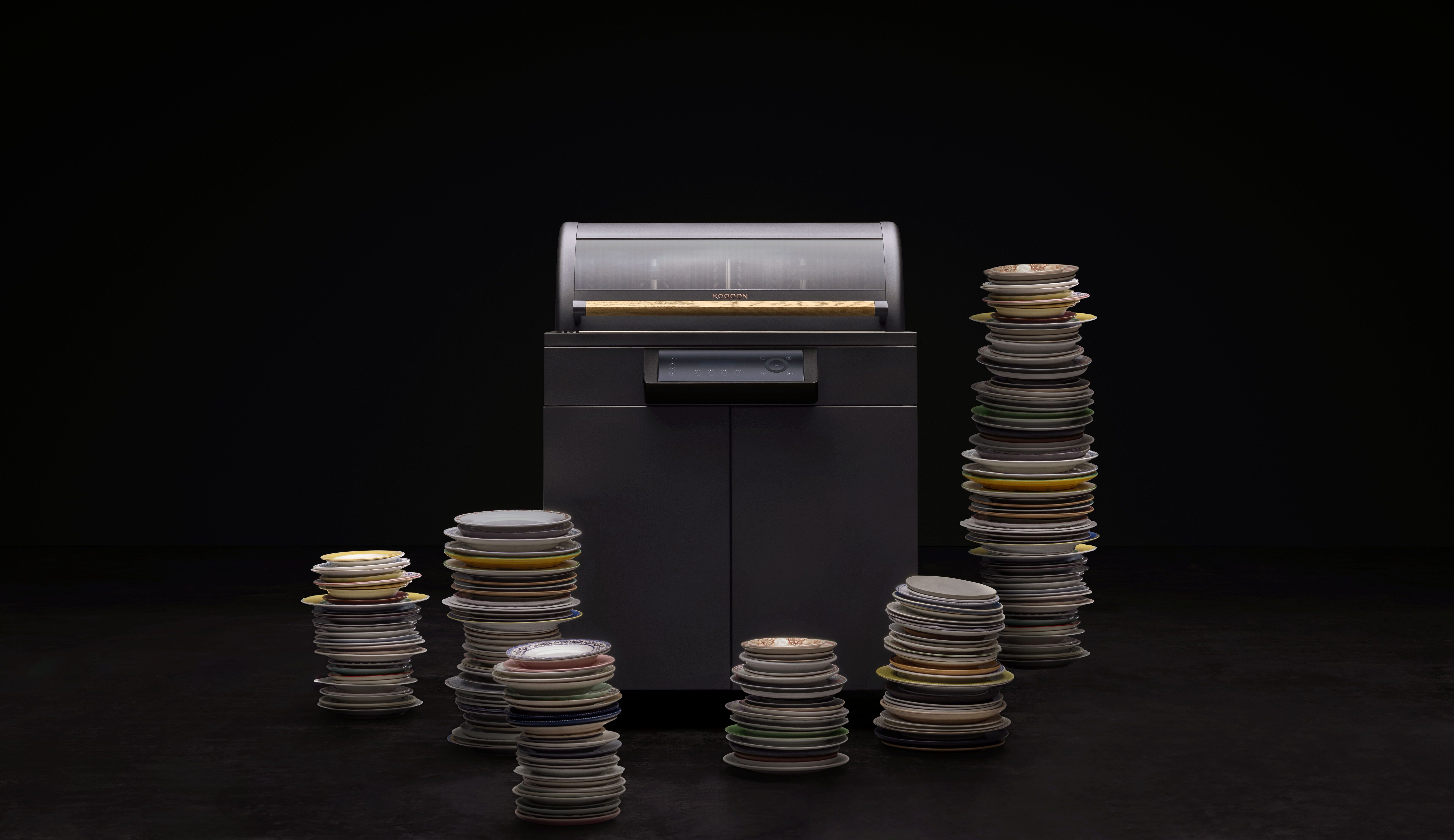 GQ4 neben Tellerstapel