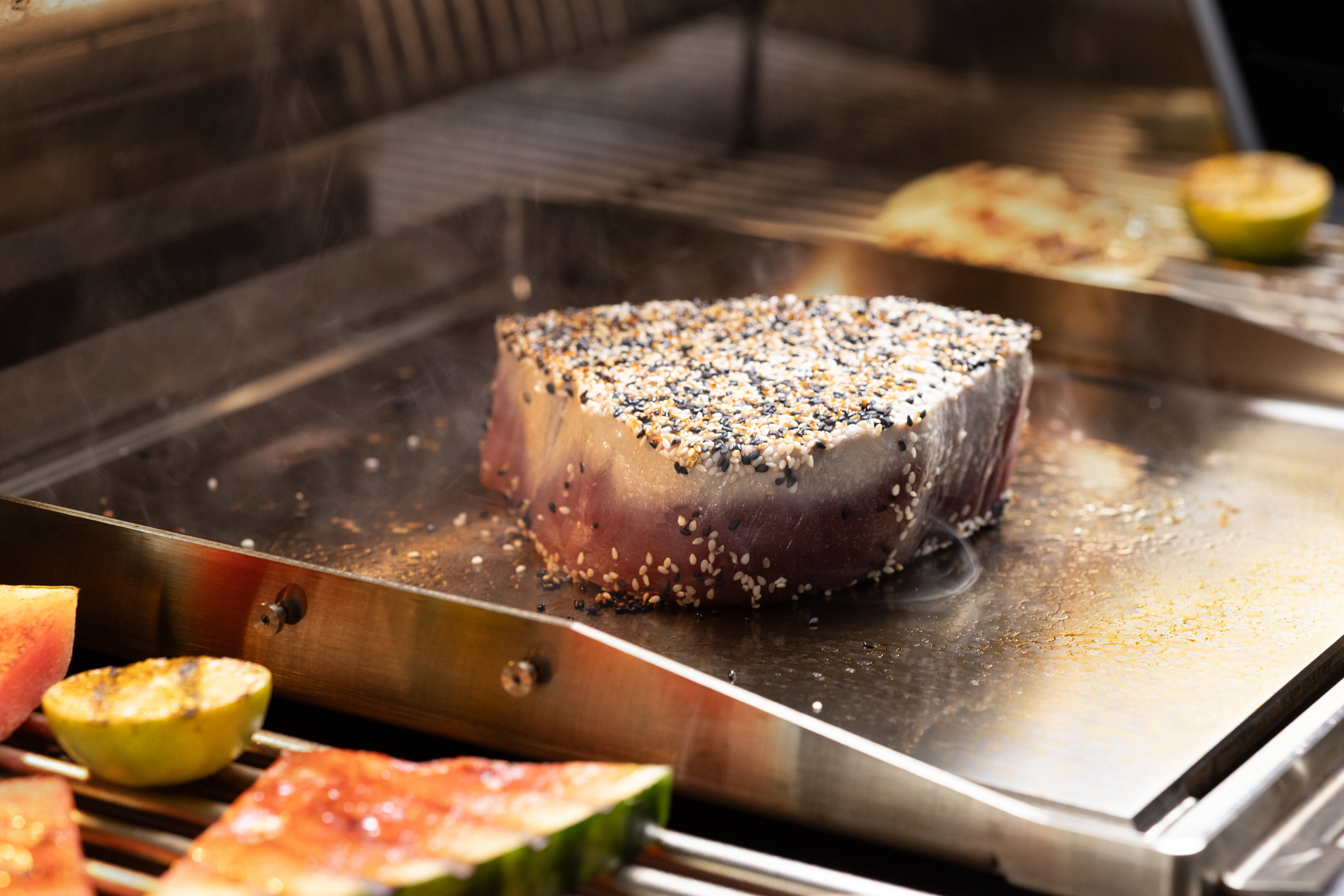 Thunfischsteak auf einer Tepanyaki Platte