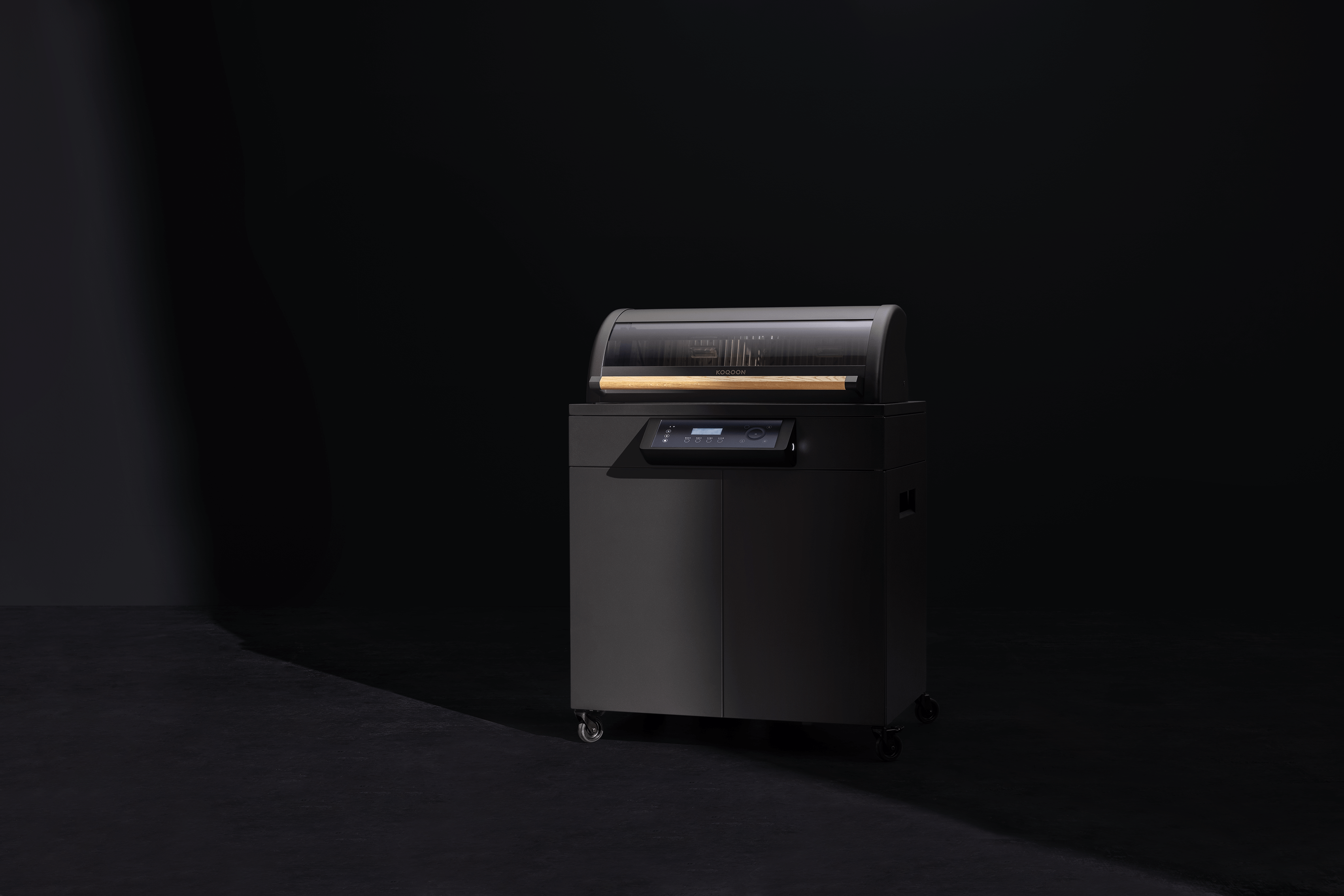 GQ4 in Classic Black vor dunklem Hintergrund